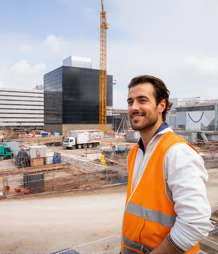 Mannelijke projectmanager in de opleiding Hoger bouwprojectmanagement bij Habeo+.