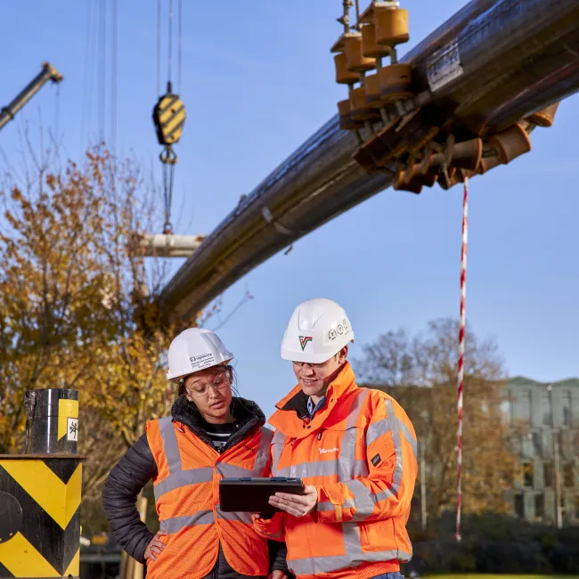 Een man en een vrouw, beiden pipeline engineer, overleggen tijdens de Masterclass of Pipeline Technology - Aanleg (MPT) bij Habeo+.