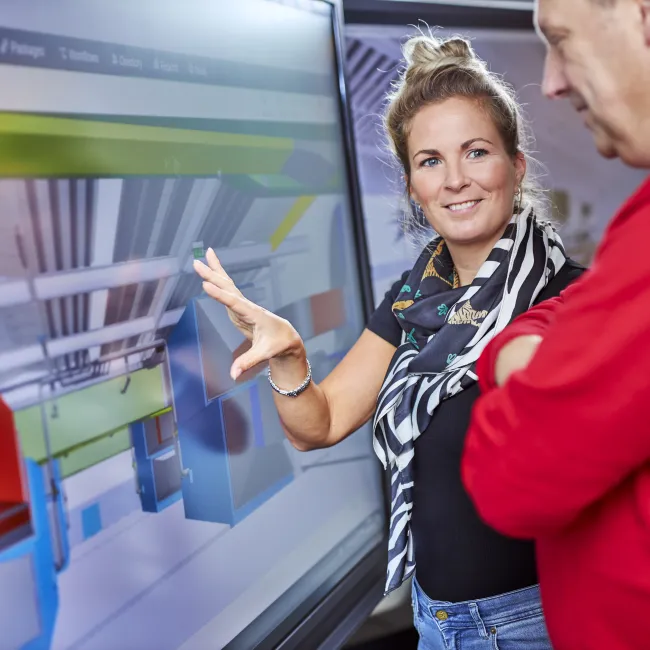 Man en vrouw in overleg aan de hand van een BIM model tijdens de opleiding BIM engineering bij Habeo+.