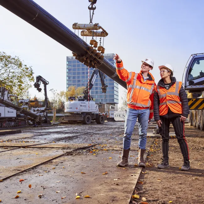 Twee pipeline engineers in veiligheidskleding overleggen over een project tijdens de opleiding Fase 2 van Master of Pipeline Technology bij Habeo+.