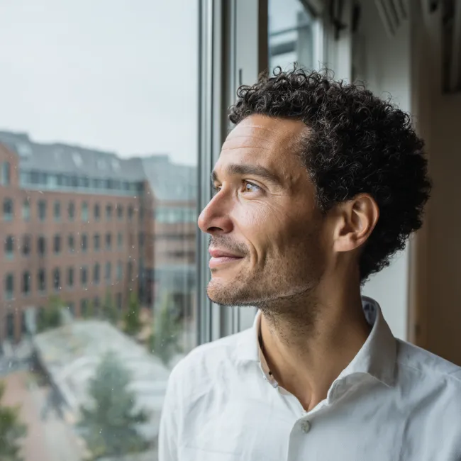 Man in de opleiding Controller in de zorg die valt onder Accountancy, Finance & Control bij Habeo+